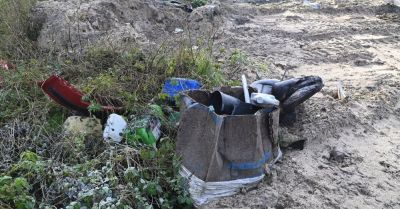Niebezpieczne odpady porzucone w Kielcach i Kranowie; służby prowadzą dochodzenie