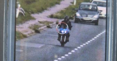 Motocyklista jechał 120 km/h i wyprzedzał na pasach